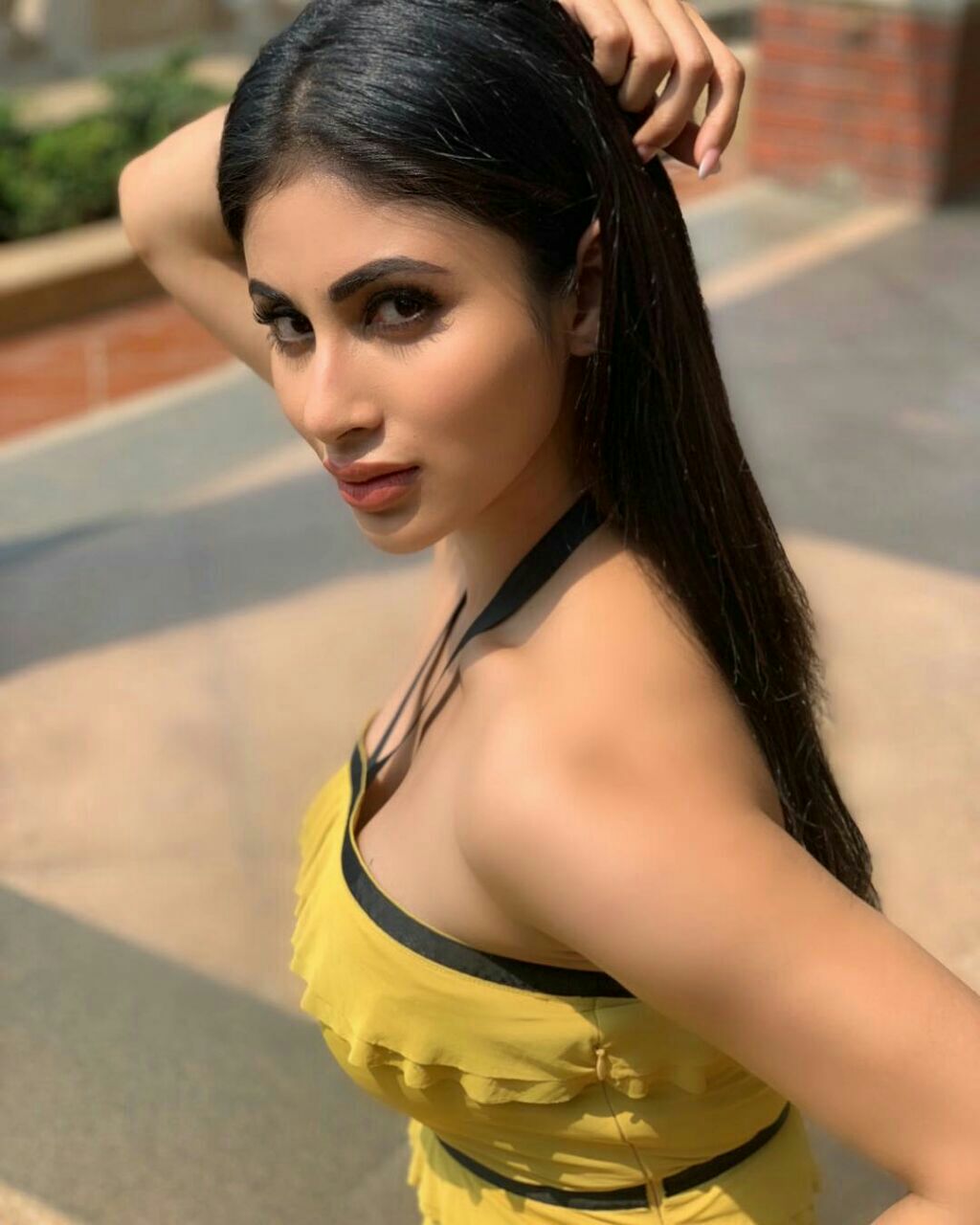 hot and unseen photos of Mouni Roy 6