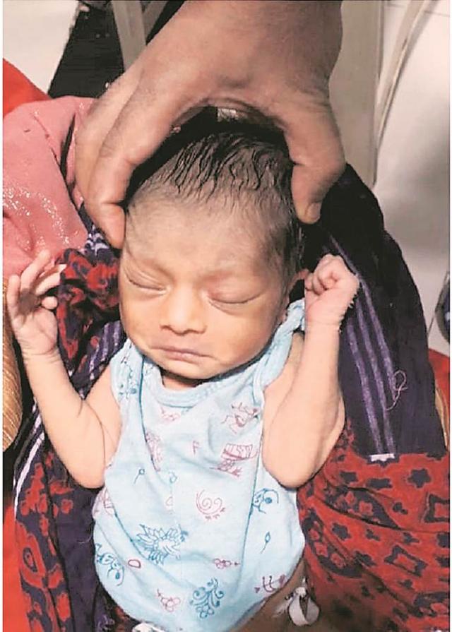 Newborn found in a plastic bag in Mumbai Central