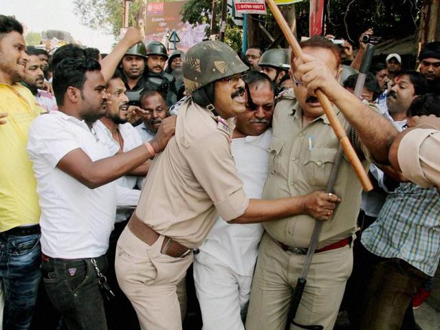 Clash broke out between BJP workers and police in WB